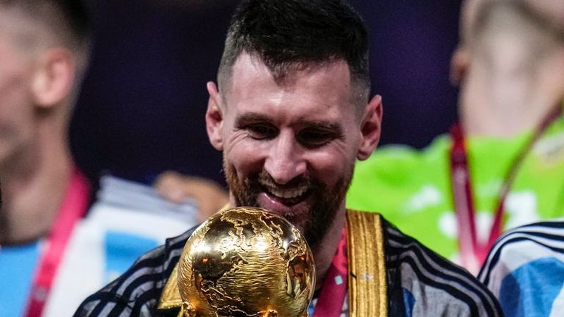 Messi with the best player award in the final and the World Cup gold trophy, at Lusail Stadium, Qatar on the evening of December 18.