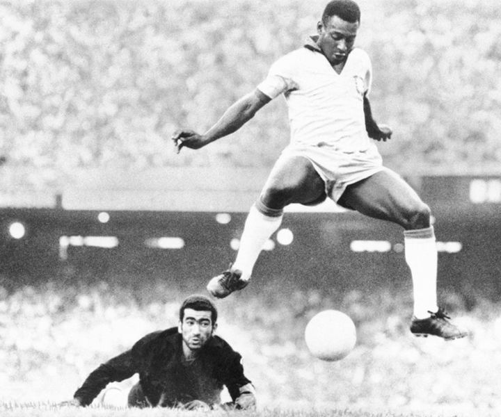 Pele breaking record