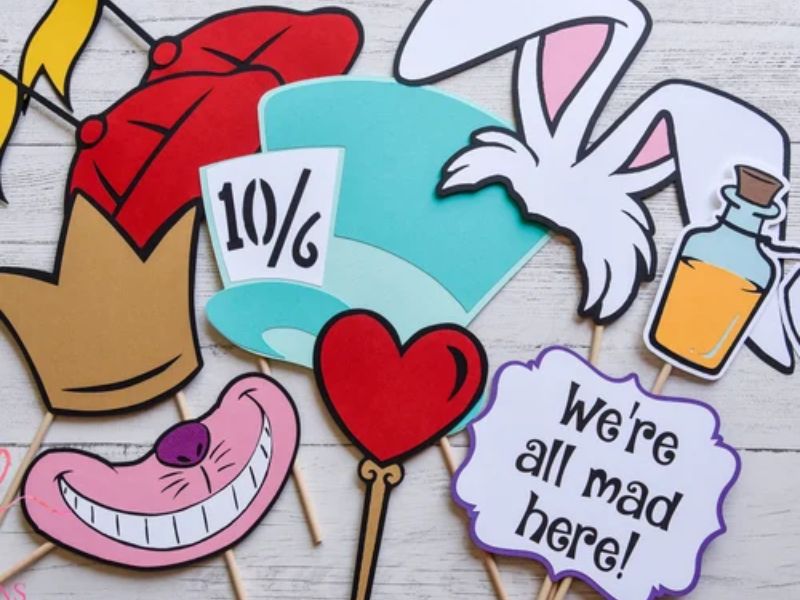 https://petorugs.com/wp-content/uploads/2023/04/Alice-In-Wonderland-photo-booth-Alice-In-Wonderland-First-Birthday-Party-Ideas.jpg