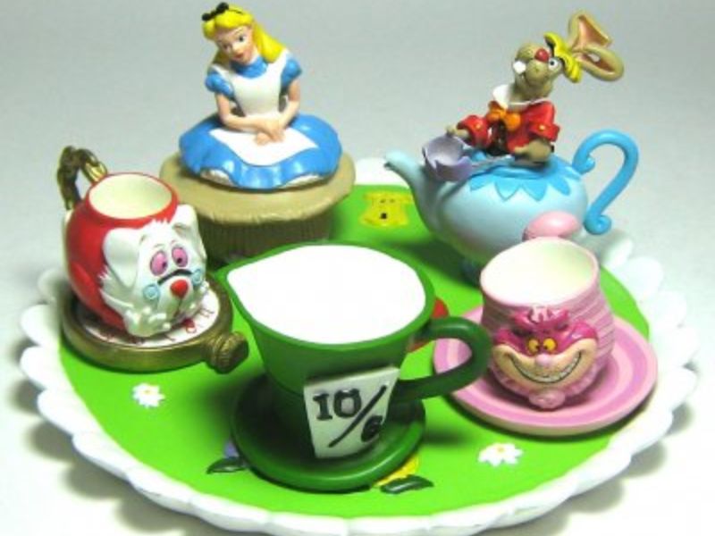 https://petorugs.com/wp-content/uploads/2023/04/Mini-Tea-Sets-Alice-In-Wonderland-First-Birthday-Party-Ideas.jpg