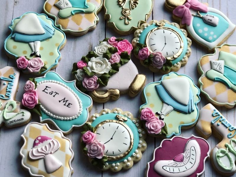 https://petorugs.com/wp-content/uploads/2023/04/Wonderland-themed-Cookies-Alice-In-Wonderland-First-Birthday-Party-Ideas.jpg