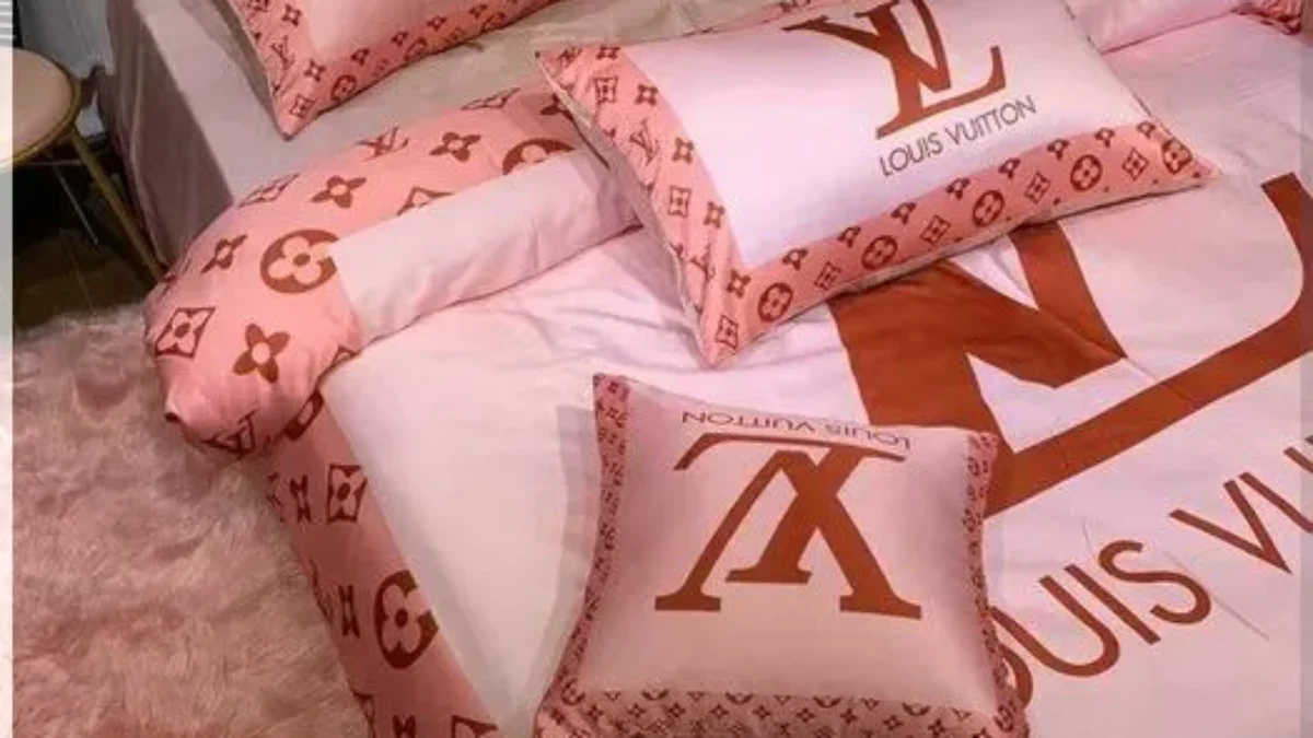 Louis Vuitton Pink Background Bed Set Queen - Peto Rugs