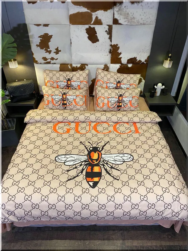 Gucci Bee In Monogram Background Bed Set